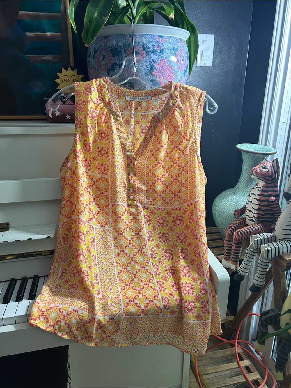Violet + Claire Yellow Pink Geometric Sleeveless Blouse Large